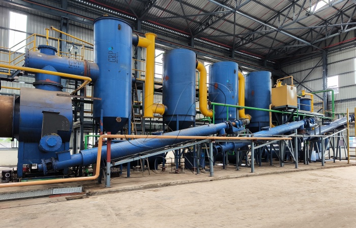 Rear discharge the carbon black after pyrolysis