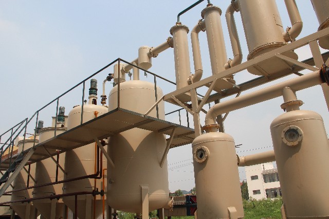 Is a catalyst required in pyrolysis plant?