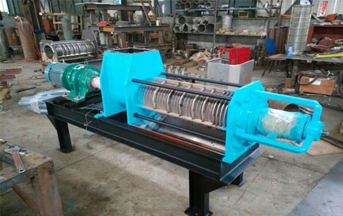 Vegetable dewatering machine