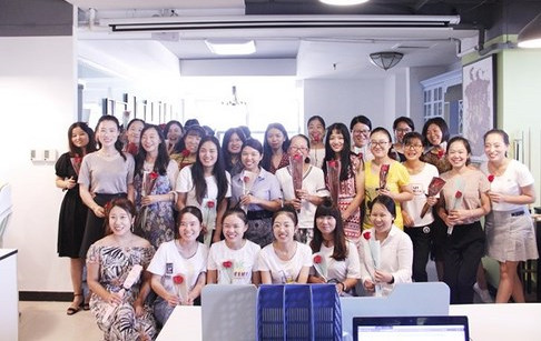 Female employees receive roses and chocolates from DOING on Chinese Valentine's ...