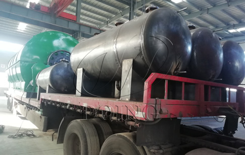 Two sets 12T/D used tyre to oil recycling plants delivered to local city in Hena...