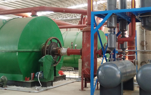 What should be paid attention to during the operation of the scrap tire pyrolysis plant?