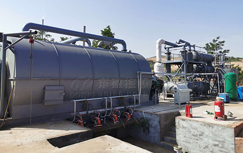 What is the temperature and pressure requirement during the operation of waste tire pyrolysis plant?