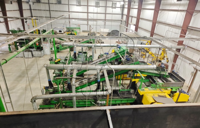 Pretreatment device for continuous waste tire pyrolysis machine